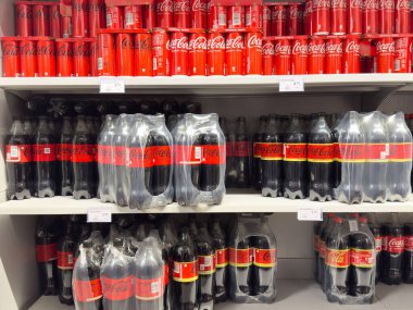 Coca-Cola meşrubat şişeleri çeşitli boyutlarda süpermarket raflarında sergilendi ve içecek deneyimi ve eğlencesini tazelemek için paketleme