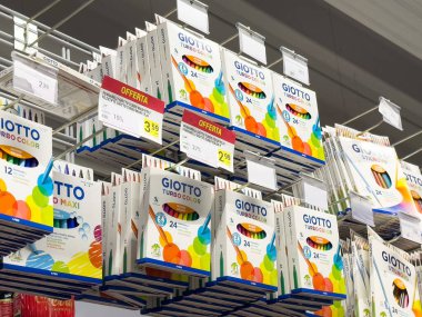 Renkli Giotto Sanat Malzemeleri Bir Perakende Sanat Tedarikleri Perakende Sanat Malzemeleri 'nde Yaratıcı Tasarımlar ve Sanatsal İfade Raflarında Sergilendi