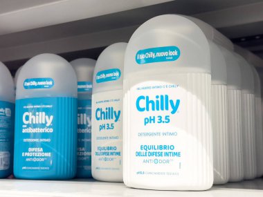 Rafta serin pH 3.5 dengeleyici ürün sergilenmektedir, cilt sağlığı ve su kaybının korunması için etkili cilt bakımı çözümleri sunmaktadır, cilt bakımı konsepti