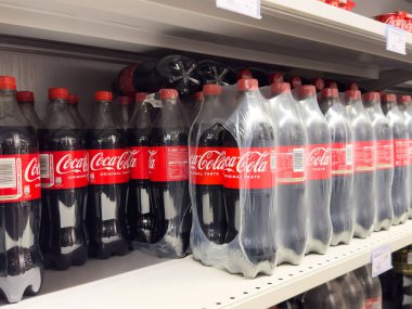 İçecek Seçimlerini Tazelemek ve Tüketici Konforu Sağlıklı İçecek Konsepti İçin Süpermarket Rafında Bir şişe Coca-Cola meşrubat sergilendi