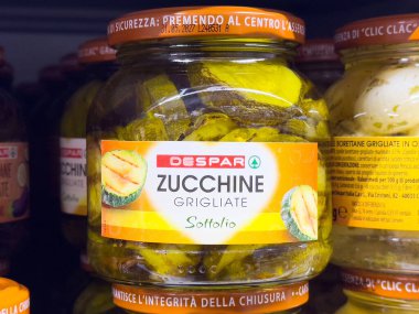 Kavanozda ızgara kabak ve Marka ve Sağlıklı Yemek Hazırlama Konsepti İçindekiler