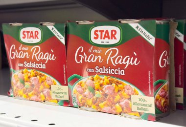 Süpermarket rafında Salsiccia ile Gran Ragu, Uygun Yemek Yemekleri, Lezzetli İtalyan Mutfağı, Sağlıklı Yeme Konsepti