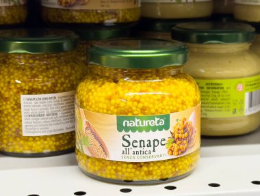 Market rafındaki Hardal Tohumları, Doğal Malzemeler, Sağlıklı Yemek Pişirme, Lezzetli Baharat, Mutfak Kullanımları, Organik Hardal, Gurme Gıda, Sağlıklı Yeme Konsepti