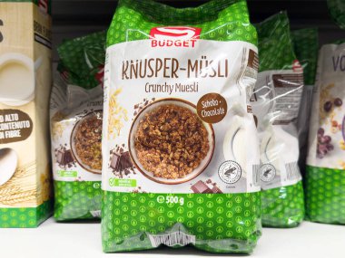 Çıtır müsli ambalajları bir süpermarketin rafında sergileniyor sağlıklı kahvaltı seçenekleri, besleyici malzemeler ve sağlıklı beslenme konsepti için çekici tasarım sergileniyor.