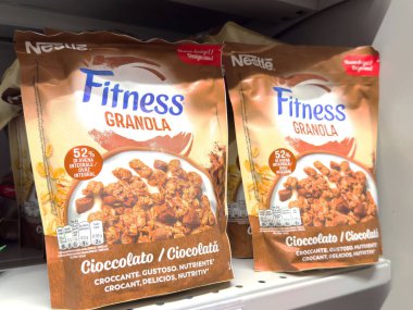 Sağlıklı Yaşam Seçenekleri ve Beslenme Yararları Sağlıklı Beslenme Konsepti için Store Rafında Şekerleme ve Çikolata Lezzetli Atıştırmalıklar