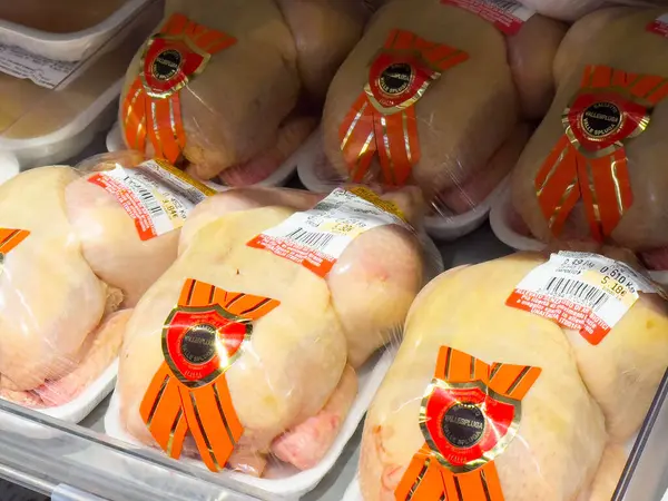 Bir markette ambalajda sergilenen taze tavuklar, tüketiciler için kaliteli kümes hayvanları ürünleri, sağlıklı beslenme konsepti