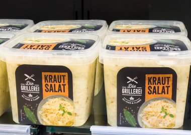 Temiz kaplarda paketlenmiş taze Alman Salatası Markette Satılık Sağlıklı Yeme Konseptini Göster