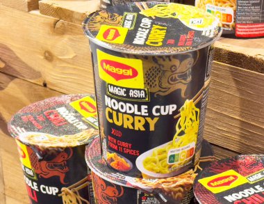 Köri aromalı, canlı ambalajlı ve baştan çıkarıcı bir tasarımı olan anlık erişte kabı, hızlı yemek ve devam eden erişte konsepti için mükemmel.