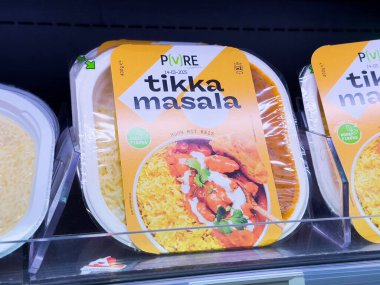 Tikka Masala Hazır Yemek Paketi Süpermarket Koridorunda Lezzetli Malzemeler ve Uygun Yemek Çözümü Sağlıklı Yeme Konsepti İçin Canlı Renkler
