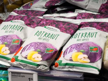 Markette sergilenen elmalarla dolu kırmızı lahana, tüketiciler için canlı renkler ve sağlıklı seçenekler sunuyor, sağlıklı beslenme kavramı