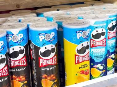 Sıcak ve Baharatlı, Ekşi Krema ve Soğan içeren Pringles Atıştırmalık Varyete Paketi ve Atıştırmalık Aşıklar İçin Renkli Konservelerde Orijinal Tatlar Sağlıklı Yeme Konsepti