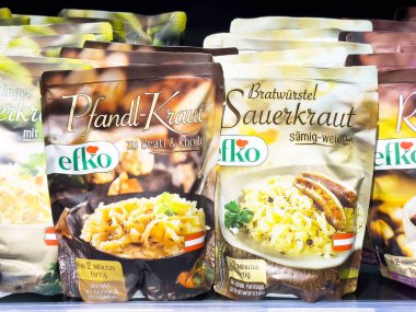 Lahana turşusu ve etin yer aldığı lezzetli ambalajlı yemekler, canlı renkler ve çekici dokular, hızlı yemek çözümleri ve sağlıklı yemek konsepti için mükemmel.