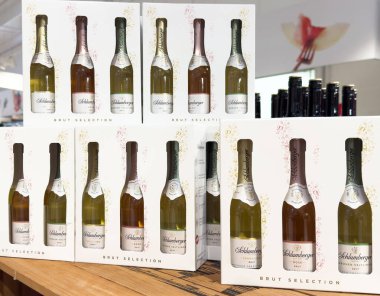 Modern bir ortamda sergilenen zarif şarap şişeleri çeşitli etiket ve renkler, şarap meraklıları ve koleksiyoncular için mükemmel, şarap ambalajı konsepti