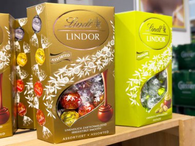Lindt Lindor Çikolata Kutuları Mağazada sergileniyor, Çeşit çeşit lezzet ve renkler sunuluyor, Hediyeler ve Kutlamalar İçin Mükemmel, Tatlı İkramlar