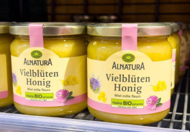 Süpermarket raflarında sergilenen organik çoklu çiçekli bal kavanozları sağlıklı beslenme konsepti için canlı ambalajlar ve doğal malzemeler sunuyor.