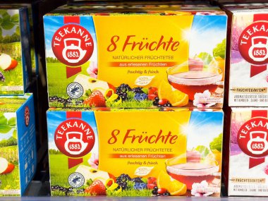 Sekiz farklı meyve, canlı renkler ve çekici tasarım içeren meyve çayı ambalajı canlandırıcı bir içecek konsepti sunar.