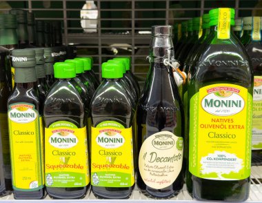 Süpermarkette sergilenen zeytinyağı çeşitleri kaliteli kalite, tatlar ve ambalaj tasarımı aşçılık meraklıları için ideal, sağlıklı aşçılık konsepti