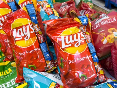 Lay 'in patates cipslerinin rengarenk çeşitleri kırmızı biber de dahil olmak üzere çeşitli tatları sergiliyor. Atıştırmalık aşıkları ve yemek tutkunları için mükemmel.