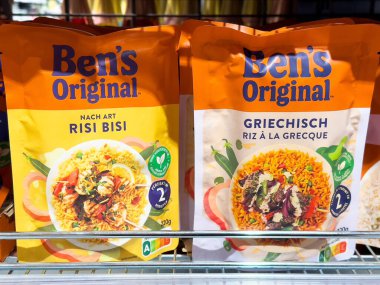 Mağaza Rafındaki Risi Bisi ve Griechisch Rice paketleri Ben 'in Hızlı Yemek Çözümleri Sağlıklı Yeme Konsepti için Orijinal Marka ve Lezzet Çeşitliliğini gösteriyor