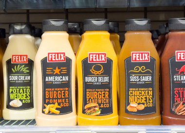 Farklı Tat ve Kullanımları, Mutfak İlhamı kavramını vurgulayan Etiketlerle Aşçılık ve Batırma Süpermarket Rafında Sos Çeşitliliği