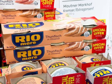 Bir markette raflarda sergilenen konserve ton balığı ürünleri çeşitli markalar ve deniz ürünleri aşıkları ve sağlıklı beslenme kavramları için özel teklifler sunuyor.