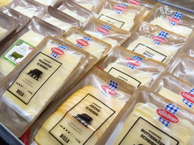 Çeşitli lezzet ve türleri gösteren çeşitli peynir paketleri, kalitenin ve tazeliğin vurgulanması, gurme gıda konsepti