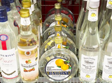 Votka, Limoncello ve Likör Tutkunları ve Karışım Aşıkları İçin Diğer Likörler içeren Şişe Ruhları Mağazası 'nda sergilendi.