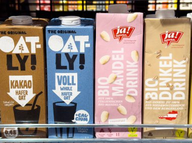 Çikolata, Whole, Bamond ve Spelt İçecekleri Sağlıklı Yaşam Tarzı Konsepti 'nin yer aldığı Süpermarket Rafında Yulaf Bazlı Süt Varyasyonları