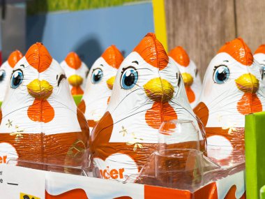 Canlı bir ambalajda sergilenen renkli çikolatalı tavuk şekilli şekerler, şenlikli kutlamalar ve çocuk hediyeleri için mükemmel, eğlenceli şeker konsepti