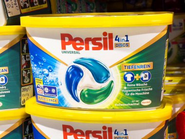 Persil 4, çamaşır deterjanı kabında canlı renkler ve her türlü kumaş için etkin temizlik gücü gösteriyor. Çamaşır yıkama konsepti.