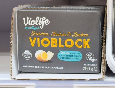 Violife markasını içeren vegan peyniri alternatif blok ambalajı, bitkisel içeriklerin sergilenmesi ve sağlıklı beslenme konsepti için besin bilgileri