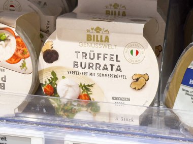 Mantar Burrata Peynir Paketleme Süpermarket Dolabında Taze Malzemeler ve İtalyan Bayrağı Sembolize Gıda Konsepti ile Sergilendi