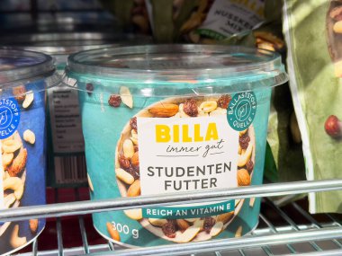 Besleyici öğrenci yemekleri vitaminler ve enerji için sağlıklı fındıklar ile paketlenmiş ve çalışma oturumlarında odaklanılmış, yoğun yaşam tarzları için ideal, sağlıklı beslenme kavramı