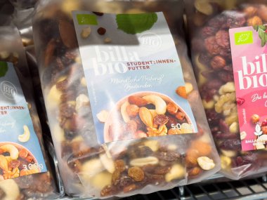 Sağlıklı beslenme kavramını geliştirmek için bir mağaza rafında sergilenen çeşitli fındık ve kurutulmuş meyveler içeren besleyici atıştırmalıklar.