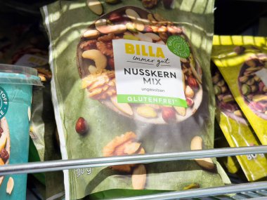 Market Koridorunda Nut ve Tohum Karıştırma Sergisi Sağlıklı İçindekiler ve Atıştırmalık Sevenler Sağlıklı Beslenme Konsepti İçin Besleyici Yararlar