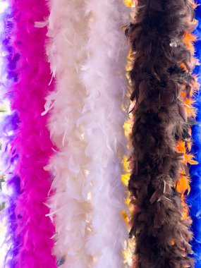 Pembe, beyaz, kahverengi, mavi renkli palyaçolar sallanıyor..