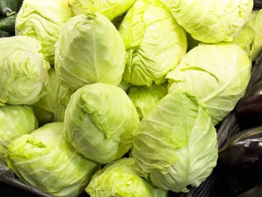 Market sepeti sergilenen taze yeşil lahanalar..