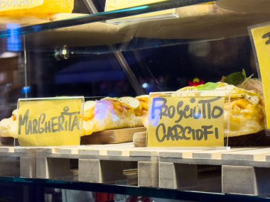 İtalyan pizzası, margherita ve karciofi dilimleri bir restoranda..