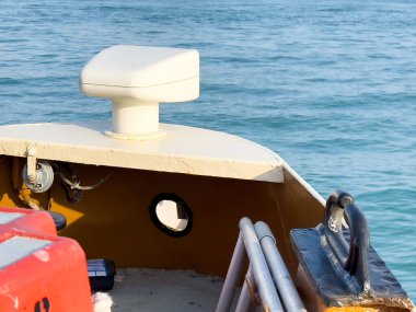 Sakin mavi denizde seyrüsefer ekipmanlarıyla gemi pruvası.