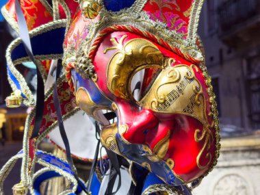 Canlı Venedik karnaval maskesi Müzikal desenleri ve kalın renkleriyle.