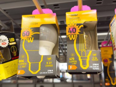 Coop öncülüğündeki ampul ambalaj görüntüsü watt ve lümen bilgisiyle.