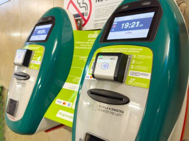 İtalyan istasyonunda ulaşılamaz ödemesi olan tren bileti doğrulama makineleri.