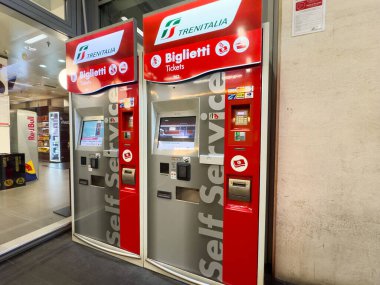 İtalya 'da tren yolculuğu için trend self servis bilet makineleri.