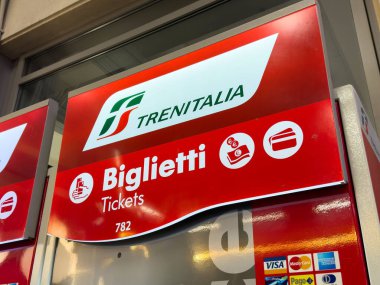 İtalya 'da tren biletleri ve ödemeler için moda bilet otomatı.