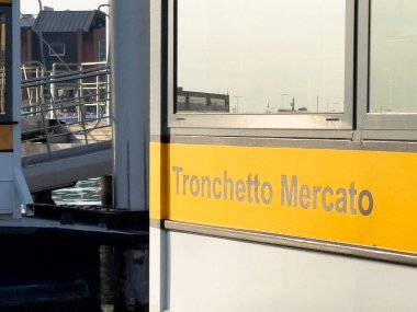 Venedik 'teki modern rıhtım rıhtımında Tronchetto mercato imzası..