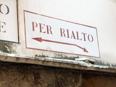 Çift oklu rialto köprüsünü gösteren Venedik sokak tabelası.