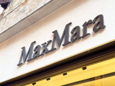 Şehir merkezinin dış tarafındaki Maxmara mağaza önü tabelası.