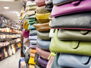 Moda aksesuarları alışverişi için vitrinde renkli deri çantalar..