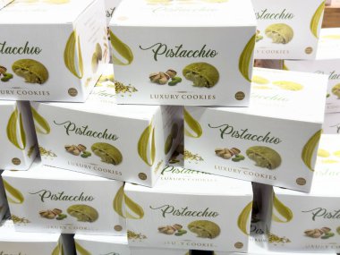 Yeşil beyaz desenli lüks şam fıstıklı kurabiye paketleme.