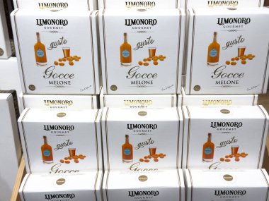 Limonoro gurme gocce kavun kutuları mağaza penceresinde görüntülenir.